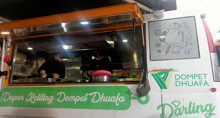Dapur Keliling Dompet Dhuafa Bagikan Makanan Buka Puasa Gratis