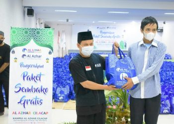 LAZ Al Azhar Cilacap Bagikan Ribuan Paket Sembako untuk Keluarga Dhuafa