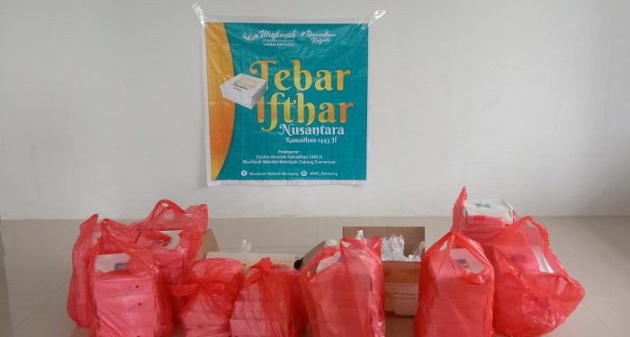 Muslimah DPD Wahdah Islamiyah Bantaeng Tebar 1080 Paket Ifthar