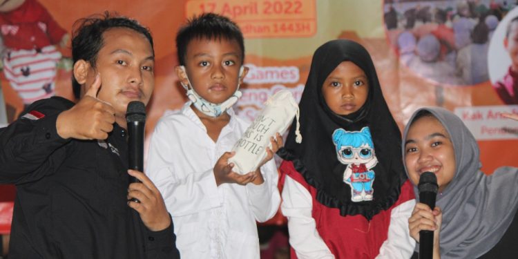 Serunya Ngabuburit Ala Relawan Nusantara Jakarta Timur di Kampung Pemulung