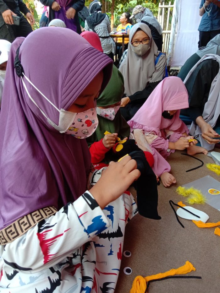 Serunya Ngabuburit Ala Relawan Nusantara Jakarta Timur di Kampung Pemulung