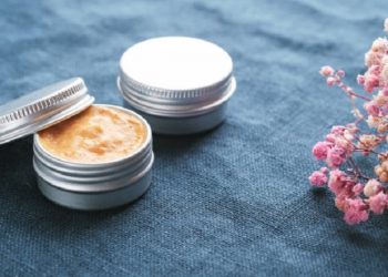 Bibir Gelap dan Kering? Yuk Cerahkan dengan 4 Rekomendasi Lip Scrub Ini