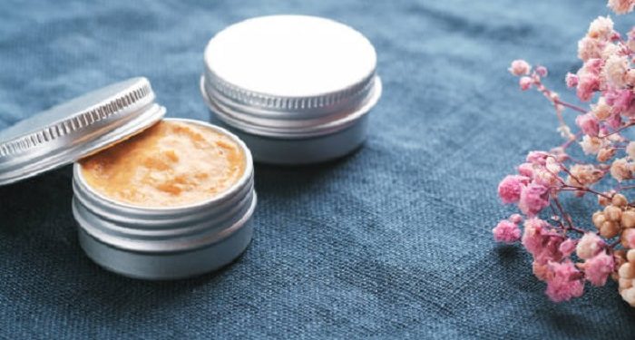 Bibir Gelap dan Kering? Yuk Cerahkan dengan 4 Rekomendasi Lip Scrub Ini