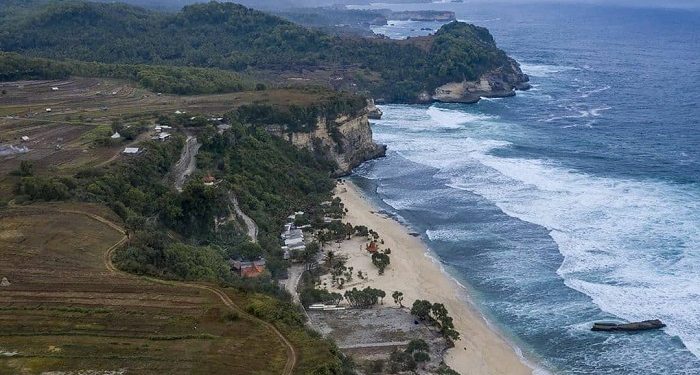 Keindahan Pantai Buyutan, Jadi Referensi Healing di Pacitan