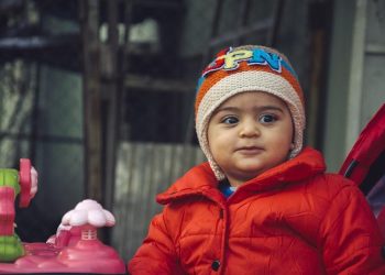 Tips Mengajarkan Si Kecil Belajar Mengenakan Pakaiannya Sendiri