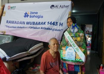 Bahagiakan Dhuafa, LAZ Al Azhar dan MTT Salurkan Parcel Lebaran