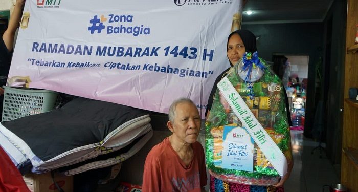 Bahagiakan Dhuafa, LAZ Al Azhar dan MTT Salurkan Parcel Lebaran