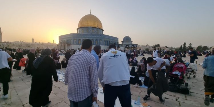 BAZNAS Bagikan Hidangan Berkah Ramadhan di Masjid Al-Aqsa Palestina