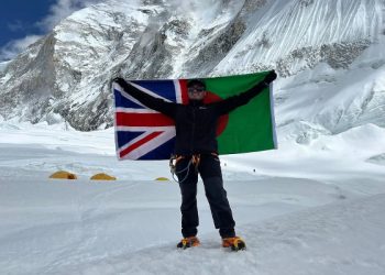 Sambil Berpuasa, Muslim Asal Inggris Pertama Mendaki Everest Demi Menggalang Dana