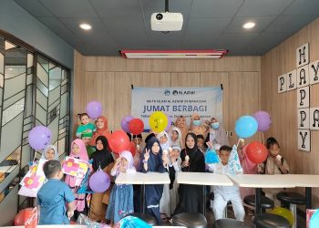 KB-TK Islam Al Azhar 34 Makassar Berbagi Bersama Anak Yatim Duafa