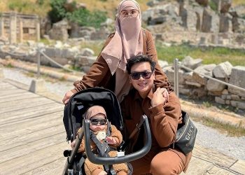 Outfit Kompak Keluarga Wardah Maulina dan Natta Reza
