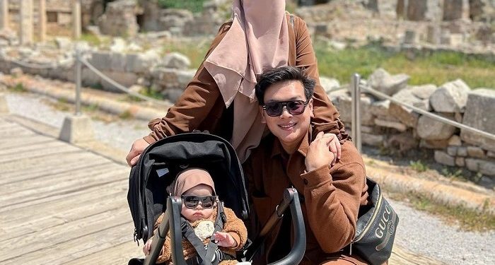 Outfit Kompak Keluarga Wardah Maulina dan Natta Reza