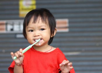 Cara Merawat Gigi Baru Si Kecil