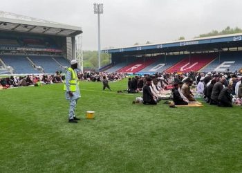 Menaruh Sendal di Depan saat Shalat, Ini Penjelasan Ustaz