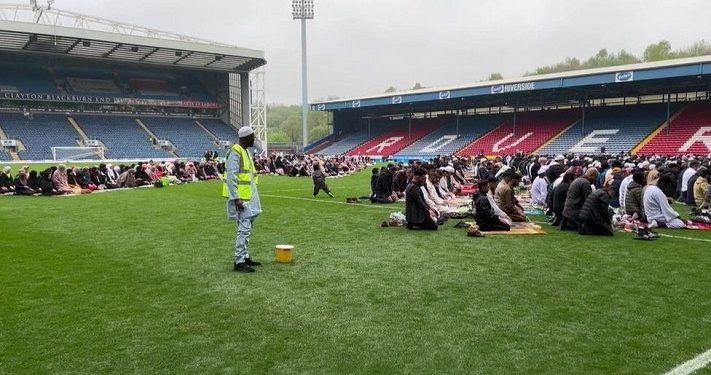 Menaruh Sendal di Depan saat Shalat, Ini Penjelasan Ustaz