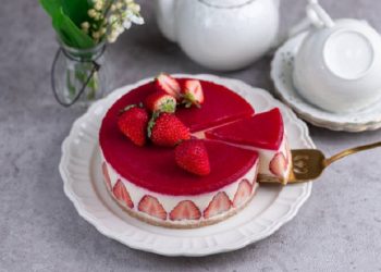Cara Membuat Strawberry Mousse Cake yang Mudah Dipraktikkan