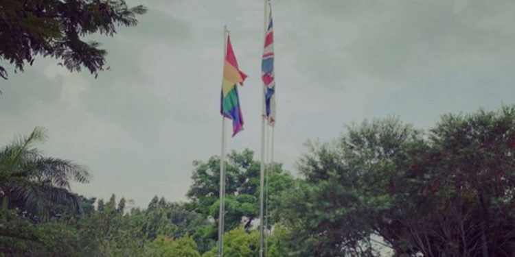 Bendera LGBT di Kedubes Inggris