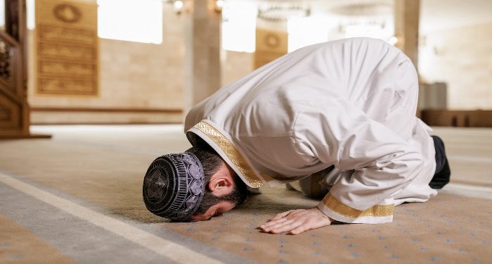 Shalat dua rakaat malam pertama
