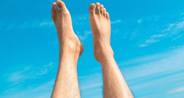Mengangkat dan Menempelkan Kaki