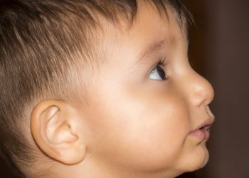 Hati-Hati Saat Membersihkan Telinga Si Kecil