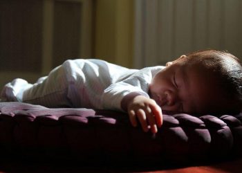 4 Hal yang Harus Diwaspadai Saat Si Kecil Sudah Bisa Berguling