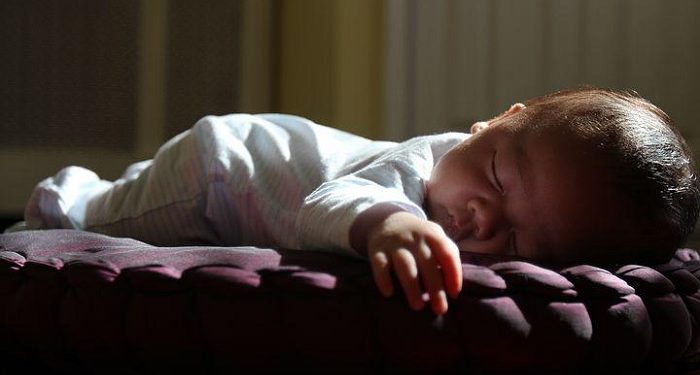 4 Hal yang Harus Diwaspadai Saat Si Kecil Sudah Bisa Berguling