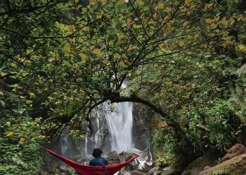Trekking Seru di Curug Cikaracak