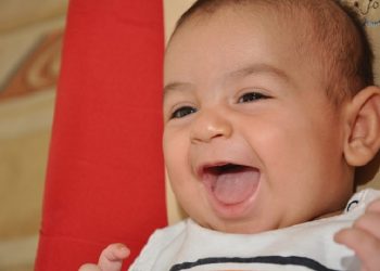 Empat Cara Membuat Bayi Tertawa