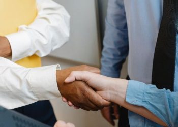 Berjabat Tangan Bisa Menggugurkan Dosa