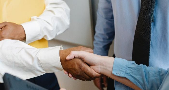 Berjabat Tangan Bisa Menggugurkan Dosa
