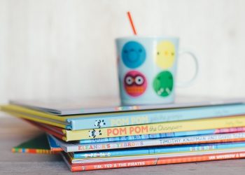 Membacakan Buku untuk Bayi Dapat Dilakukan Sedini Mungkin