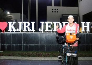 Pria Asal Indonesia Ini Melakukan Perjalanan Haji dengan Bersepeda