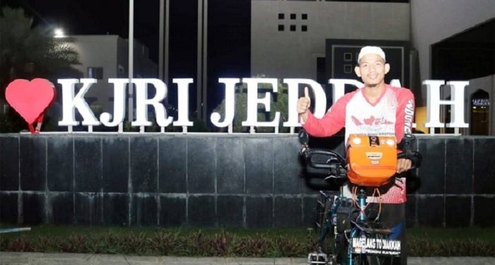 Pria Asal Indonesia Ini Melakukan Perjalanan Haji dengan Bersepeda