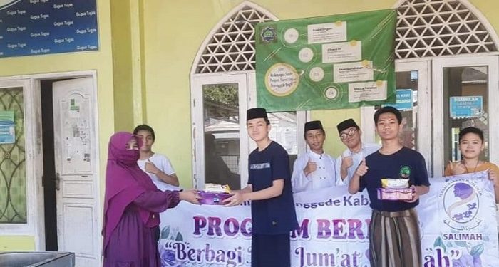 Tebar Berkah Jumat, Salimah Bojonggede Bagikan 656 Paket Nasi