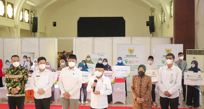 Badan Amil Zakat Nasional (BAZNAS) RI memberikan bantuan BAZNAS Santripreneur kepada para santri yang berada di Jawa Timur.