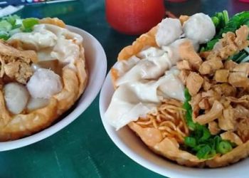 Uniknya Mie Ayam KK, Disajikan dengan Mangkuk Pangsit