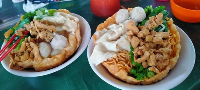 Uniknya Mie Ayam Kk Disajikan Dengan Mangkuk Pangsit