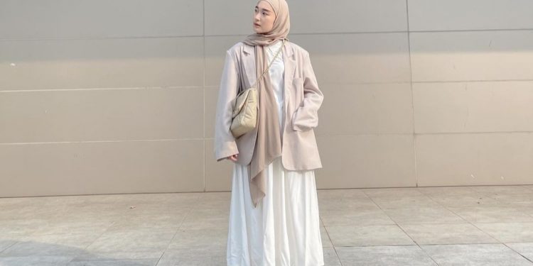 OOTD Warna Netral ala Denisa Rani Menarik Perhatian