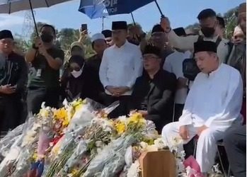 Habib Muhammad Luthfi bin Yahya Berziarah ke Makam Eril