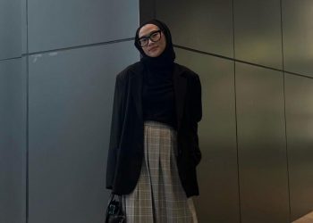 OOTD Paduan Rok Motif dengan Tampilan Serba Hitam