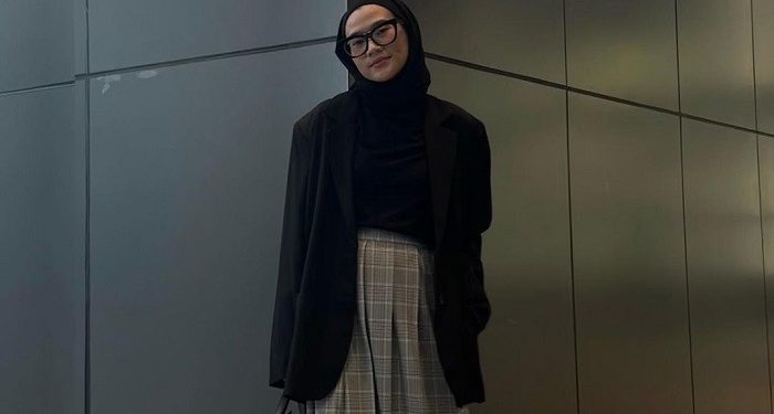 OOTD Paduan Rok Motif dengan Tampilan Serba Hitam
