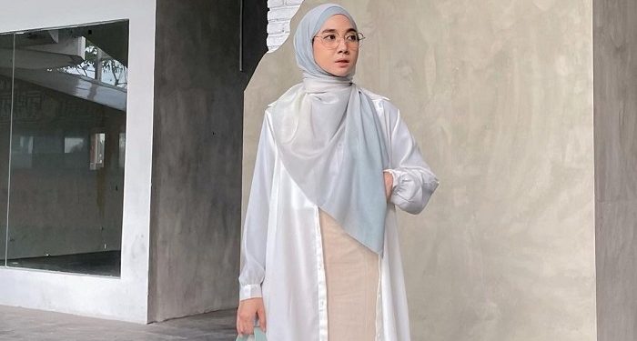 Inspirasi Outfit Semi Formal ala Richa Etika Ulhaq
