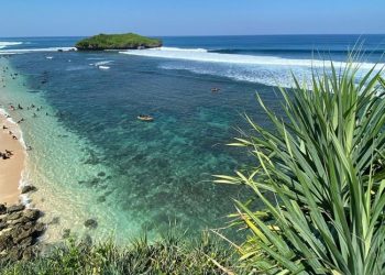 Menikmati Snorkeling di Pantai Sadranan