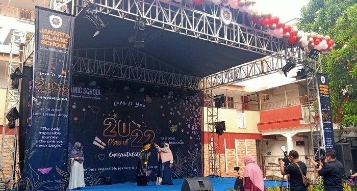Pengalaman Tak Terlupakan Para Wisudawati Jakarta Islamic School