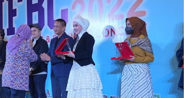 Selamat, Artis Bella Shofie Raih Celebpreneur Award 2022