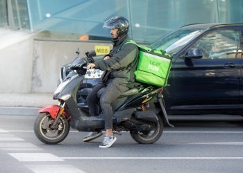 Jadi Kurir di Luar Negeri yang Mengantar Makanan Haram