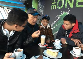 Bagaimana Rasanya Punya Dua Anak Lelaki Sholeh dan Jago Bahasa Inggris