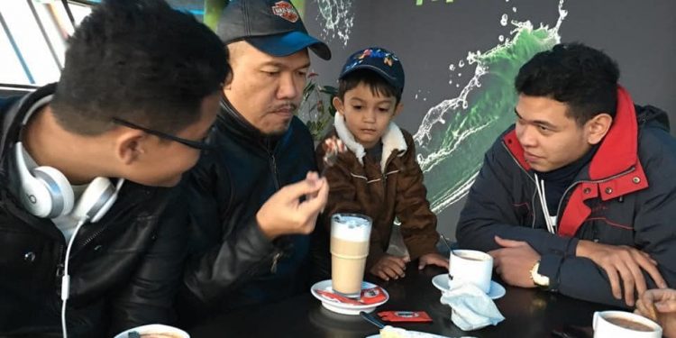 Bagaimana Rasanya Punya Dua Anak Lelaki Sholeh dan Jago Bahasa Inggris