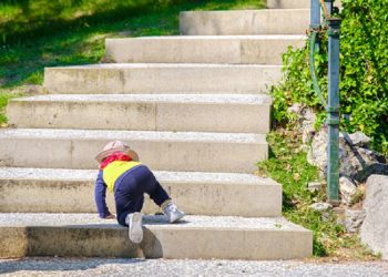 Saat Si Kecil Mulai Mencoba Menaiki Tangga