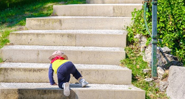 Saat Si Kecil Mulai Mencoba Menaiki Tangga